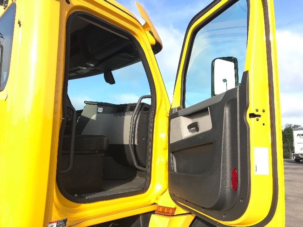 Day Cab Tractor-Heavy Duty Tractors-Freightliner-2020-T12642ST-Sandston-VA-344,630\n\t\tmiles-$ 60,250 - Image 12