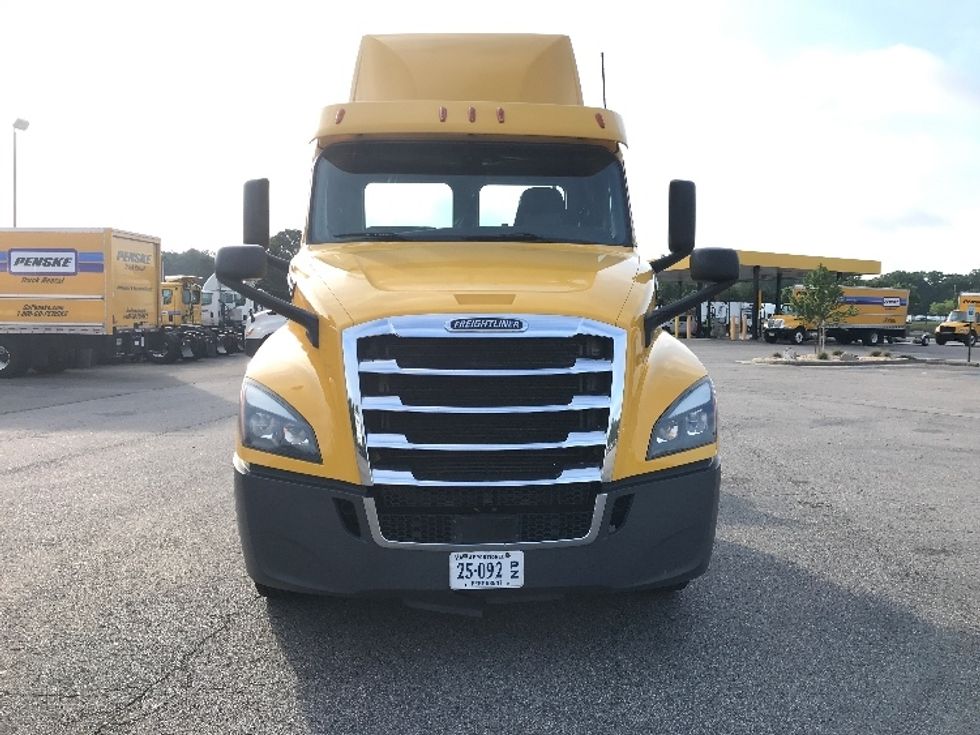 2020 Freightliner Cascadia 126" Day cab photo 2