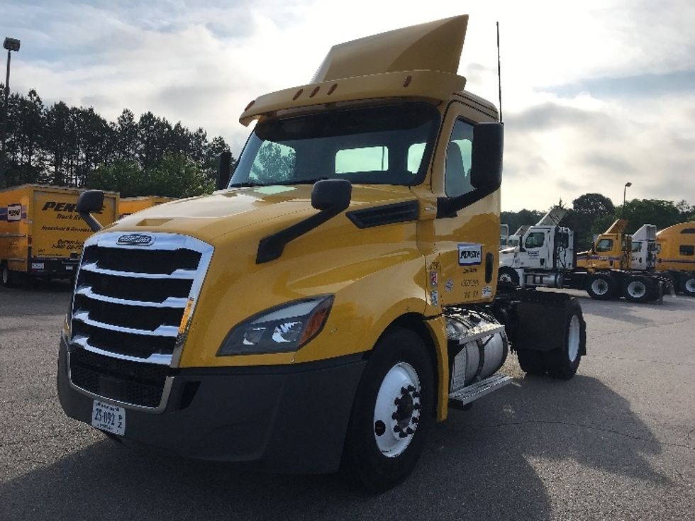 2020 Freightliner Cascadia 126" Day cab photo 3