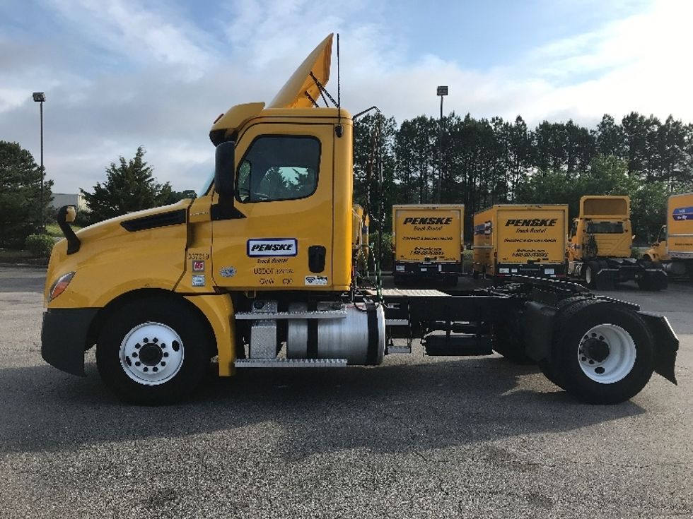 2020 Freightliner Cascadia 126" Day cab photo 4