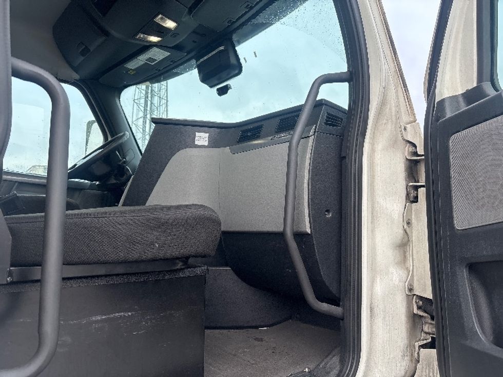 Day Cab Tractor-Heavy Duty Tractors-Freightliner-2020-T12642ST-South Plainfield-NJ-529,820\n\t\tmiles-$ 29,500 - Image 12