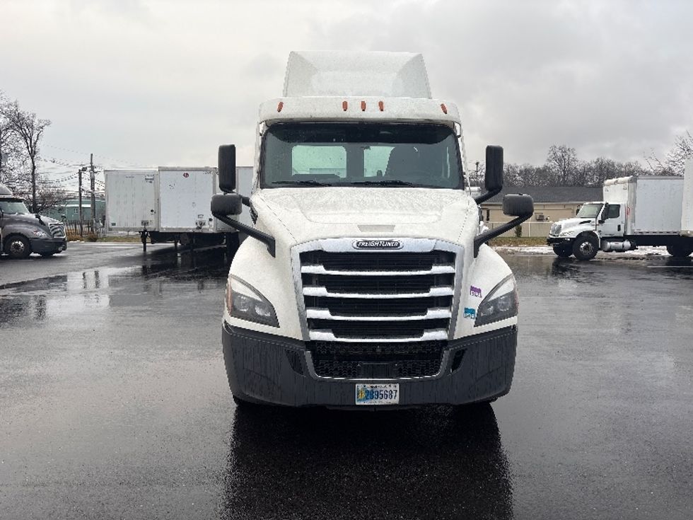 Day Cab Tractor-Heavy Duty Tractors-Freightliner-2020-T12642ST-South Plainfield-NJ-529,820\n\t\tmiles-$ 29,500 - Image 2