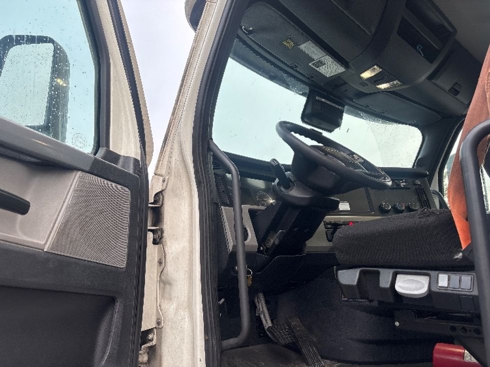 Day Cab Tractor-Heavy Duty Tractors-Freightliner-2020-T12642ST-South Plainfield-NJ-529,820\n\t\tmiles-$ 29,500 - Image 9