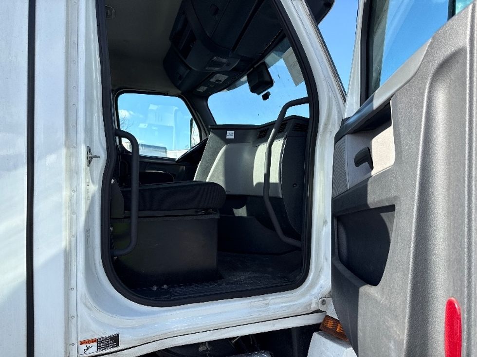Day Cab Tractor-Heavy Duty Tractors-Freightliner-2020-T12642ST-South Plainfield-NJ-535,692\n\t\tmiles-$ 27,750 - Image 12