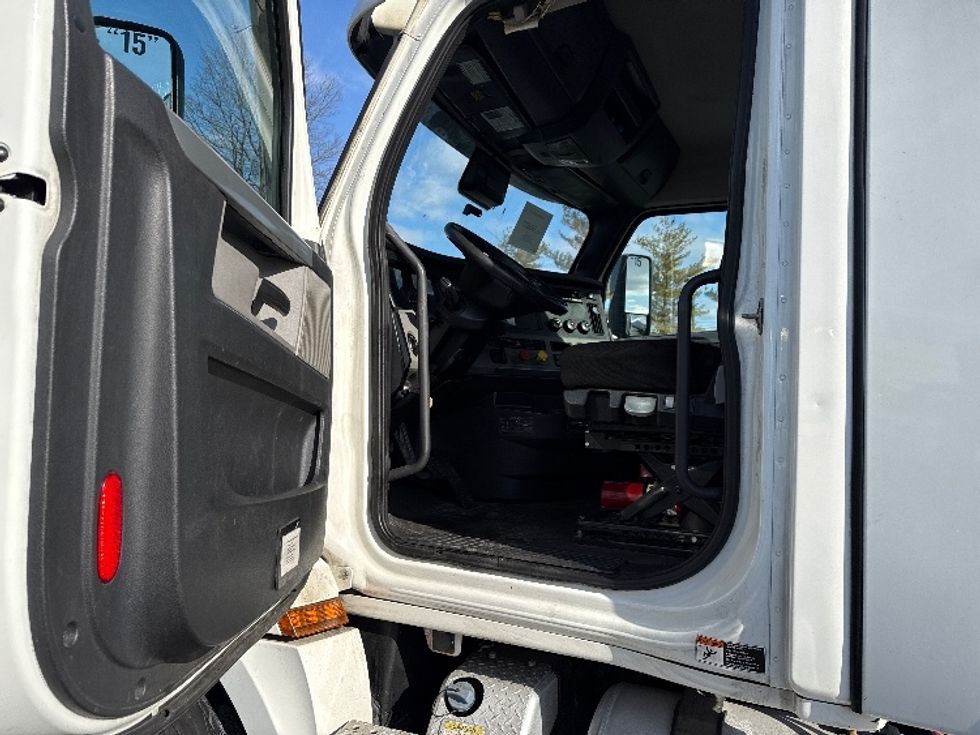 Day Cab Tractor-Heavy Duty Tractors-Freightliner-2020-T12642ST-South Plainfield-NJ-535,692\n\t\tmiles-$ 27,750 - Image 9