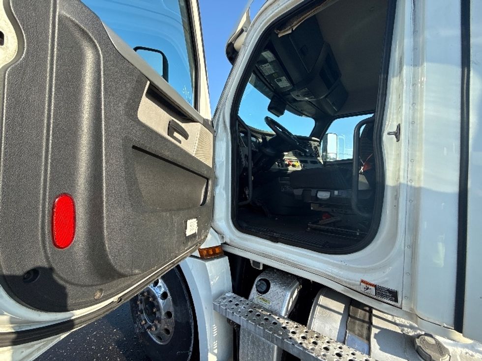 Day Cab Tractor-Heavy Duty Tractors-Freightliner-2020-T12642ST-South Plainfield-NJ-539,438\n\t\tmiles-$ 27,750 - Image 9