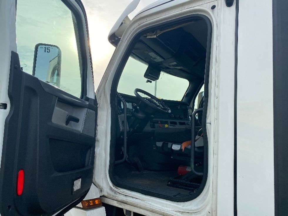 Day Cab Tractor-Heavy Duty Tractors-Freightliner-2020-T12642ST-South Plainfield-NJ-541,907\n\t\tmiles-$ 28,500 - Image 9