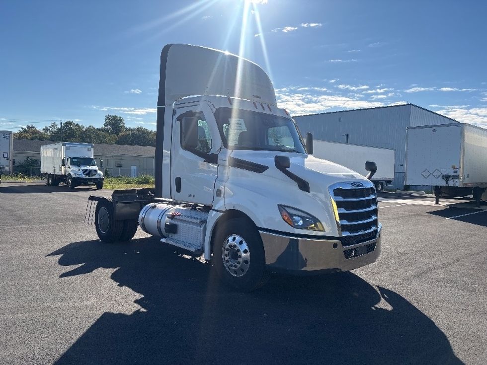 Day Cab Tractor-Heavy Duty Tractors-Freightliner-2020-T12642ST-South Plainfield-NJ-542,572\n\t\tmiles-$ 28,500 - Image 1