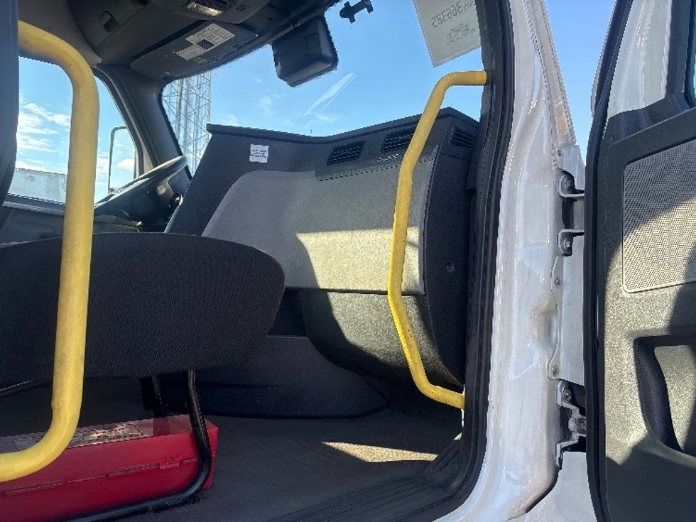 Day Cab Tractor-Heavy Duty Tractors-Freightliner-2020-T12642ST-South Plainfield-NJ-542,572\n\t\tmiles-$ 28,500 - Image 12