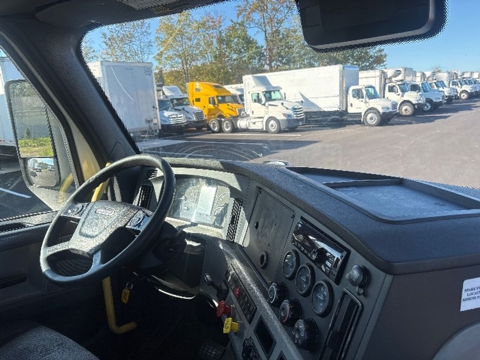 Day Cab Tractor-Heavy Duty Tractors-Freightliner-2020-T12642ST-South Plainfield-NJ-542,572\n\t\tmiles-$ 28,500 - Image 14