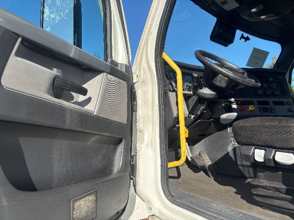 Day Cab Tractor-Heavy Duty Tractors-Freightliner-2020-T12642ST-South Plainfield-NJ-542,572\n\t\tmiles-$ 28,500 - Image 9