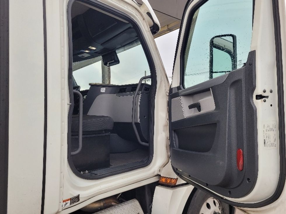 Day Cab Tractor-Heavy Duty Tractors-Freightliner-2020-T12642ST-South Plainfield-NJ-547,299\n\t\tmiles-$ 28,000 - Image 11