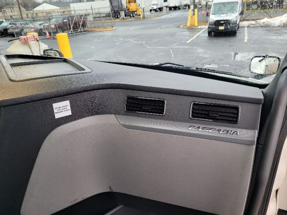 Day Cab Tractor-Heavy Duty Tractors-Freightliner-2020-T12642ST-South Plainfield-NJ-547,299\n\t\tmiles-$ 28,000 - Image 12