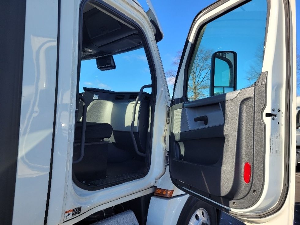 Day Cab Tractor-Heavy Duty Tractors-Freightliner-2020-T12642ST-South Plainfield-NJ-549,792\n\t\tmiles-$ 27,750 - Image 12