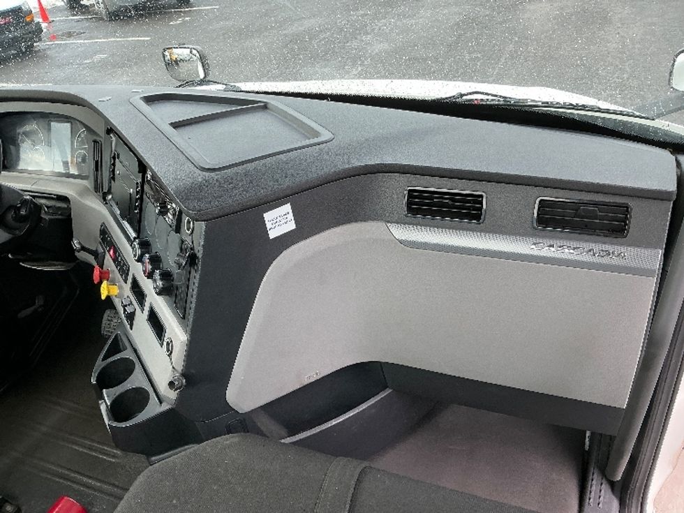 Day Cab Tractor-Heavy Duty Tractors-Freightliner-2020-T12642ST-South Plainfield-NJ-550,910\n\t\tmiles-$ 26,750 - Image 13