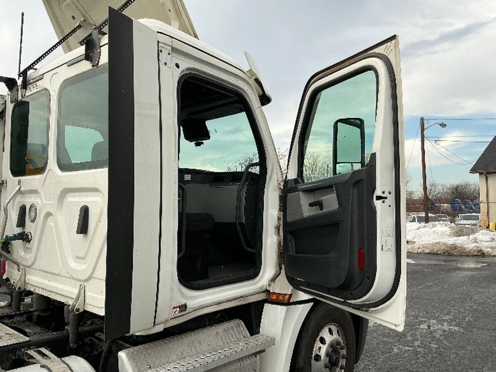 Day Cab Tractor-Heavy Duty Tractors-Freightliner-2020-T12642ST-South Plainfield-NJ-550,926\n\t\tmiles-$ 26,500 - Image 12