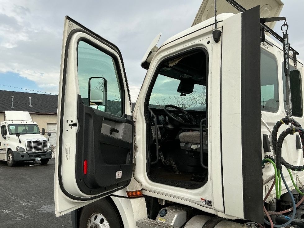 Day Cab Tractor-Heavy Duty Tractors-Freightliner-2020-T12642ST-South Plainfield-NJ-550,926\n\t\tmiles-$ 26,500 - Image 9
