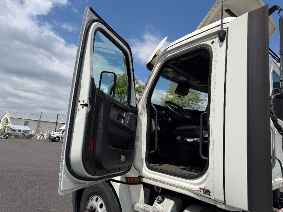 Day Cab Tractor-Heavy Duty Tractors-Freightliner-2020-T12642ST-South Plainfield-NJ-558,956\n\t\tmiles-$ 23,500 - Image 7