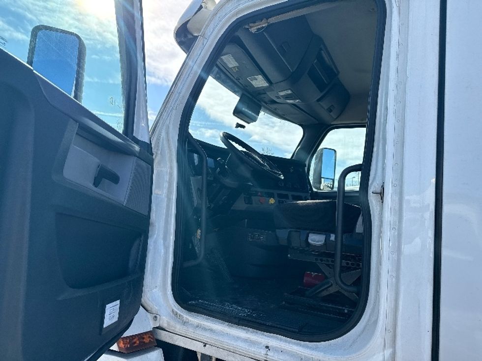 Day Cab Tractor-Heavy Duty Tractors-Freightliner-2020-T12642ST-South Plainfield-NJ-559,057\n\t\tmiles-$ 26,000 - Image 9