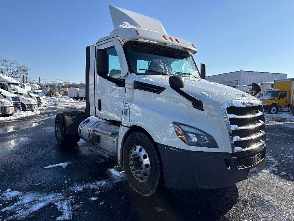 Day Cab Tractor-Heavy Duty Tractors-Freightliner-2020-T12642ST-South Plainfield-NJ-559,401\n\t\tmiles-$ 26,000 - Image 1