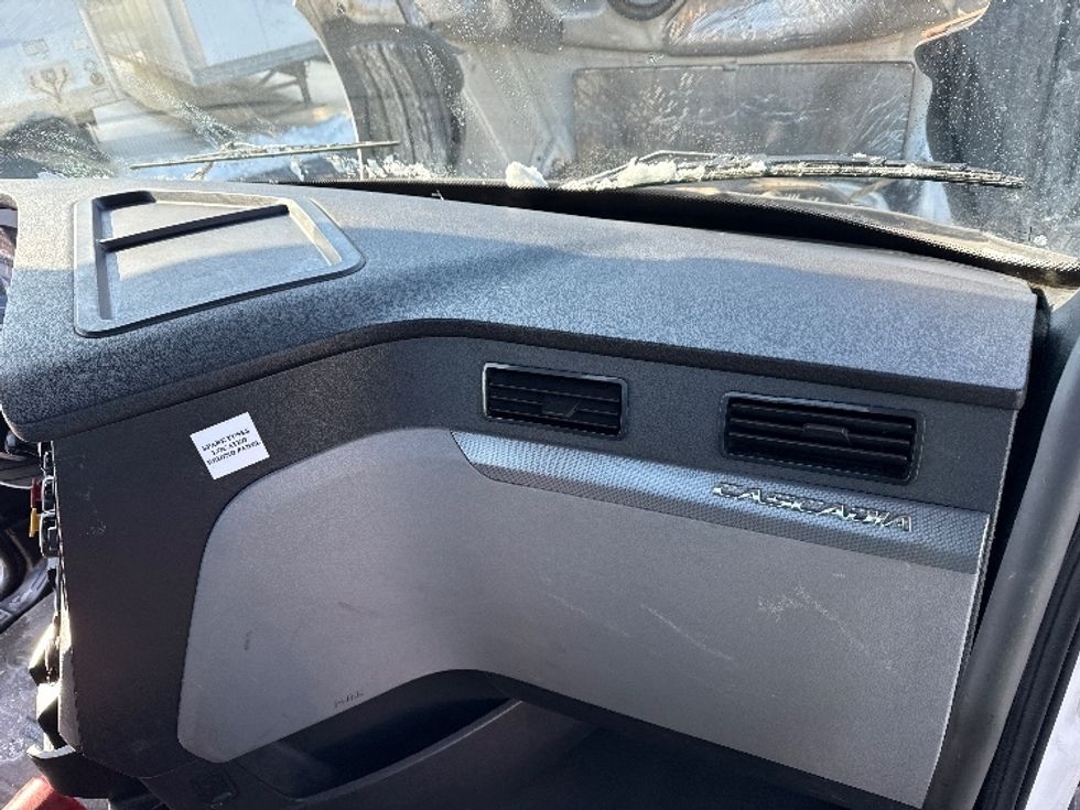 Day Cab Tractor-Heavy Duty Tractors-Freightliner-2020-T12642ST-South Plainfield-NJ-559,401\n\t\tmiles-$ 26,000 - Image 13