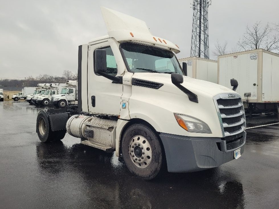 Day Cab Tractor-Heavy Duty Tractors-Freightliner-2020-T12642ST-South Plainfield-NJ-560,201\n\t\tmiles-$ 27,000 - Image 1