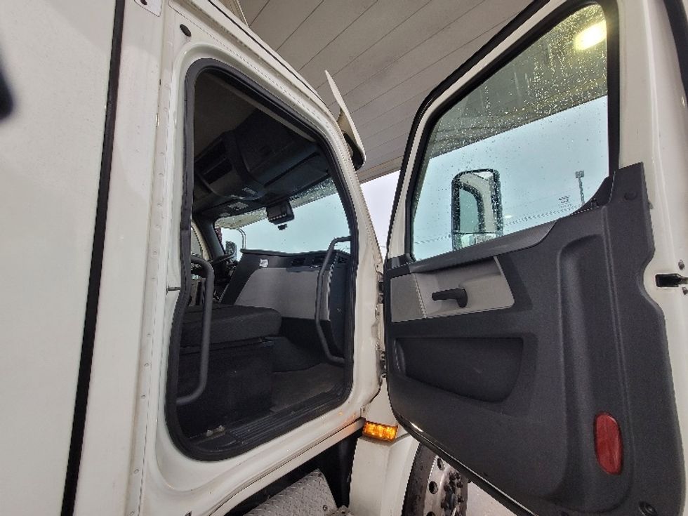 Day Cab Tractor-Heavy Duty Tractors-Freightliner-2020-T12642ST-South Plainfield-NJ-560,201\n\t\tmiles-$ 27,000 - Image 12