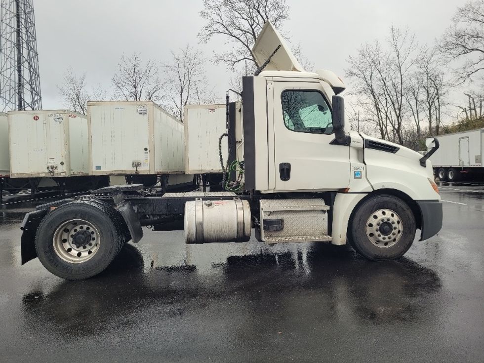 Day Cab Tractor-Heavy Duty Tractors-Freightliner-2020-T12642ST-South Plainfield-NJ-560,201\n\t\tmiles-$ 27,000 - Image 8