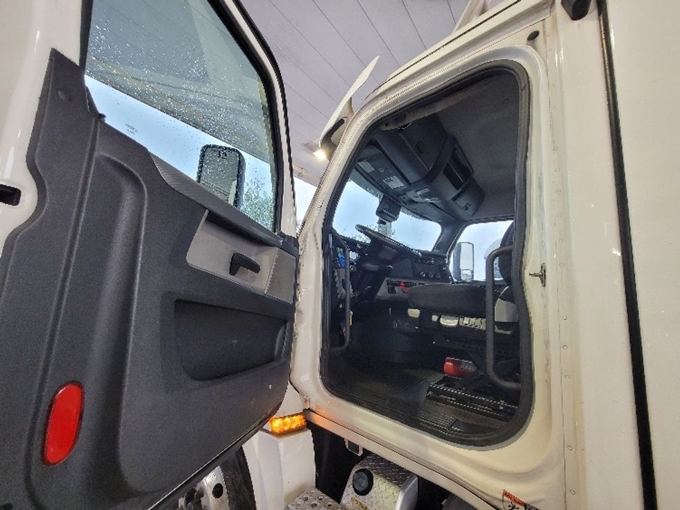 Day Cab Tractor-Heavy Duty Tractors-Freightliner-2020-T12642ST-South Plainfield-NJ-560,201\n\t\tmiles-$ 27,000 - Image 9