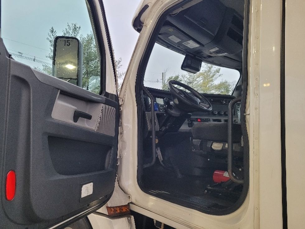 Day Cab Tractor-Heavy Duty Tractors-Freightliner-2020-T12642ST-South Plainfield-NJ-561,453\n\t\tmiles-$ 27,250 - Image 9