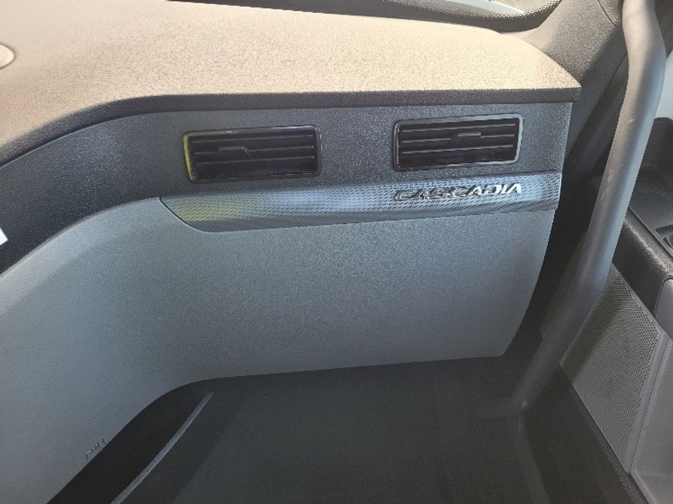 Day Cab Tractor-Heavy Duty Tractors-Freightliner-2020-T12642ST-South Plainfield-NJ-567,308\n\t\tmiles-$ 26,250 - Image 12