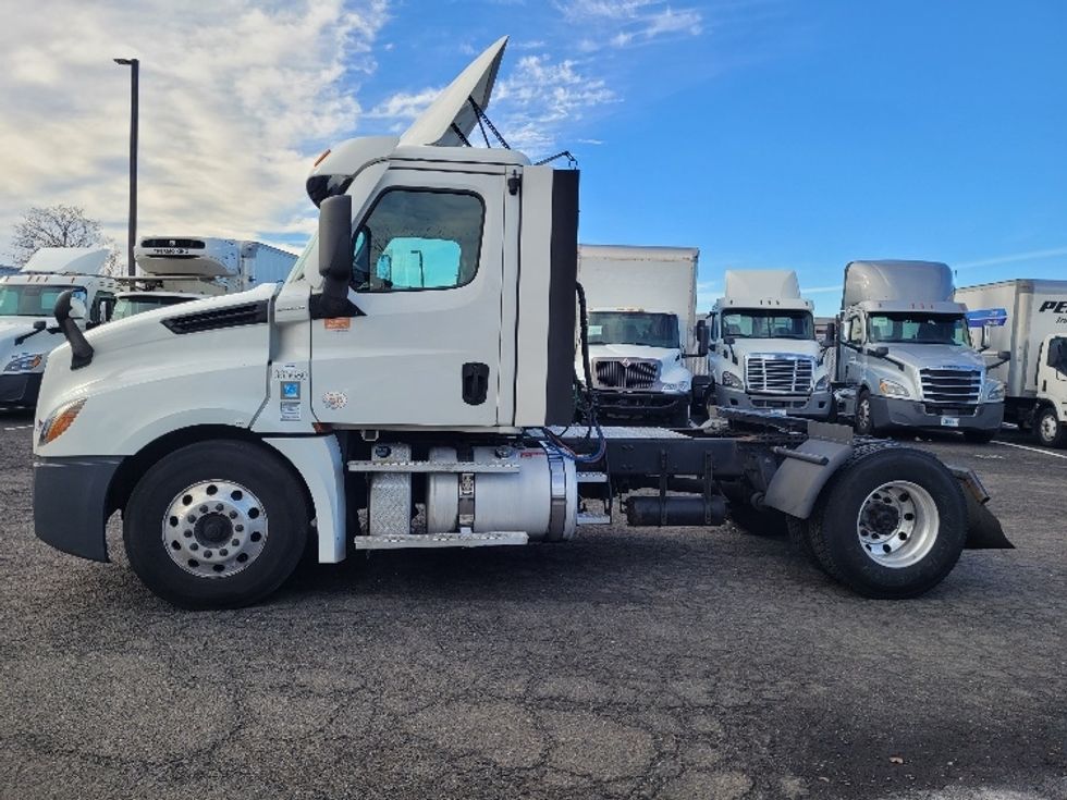 Day Cab Tractor-Heavy Duty Tractors-Freightliner-2020-T12642ST-South Plainfield-NJ-567,308\n\t\tmiles-$ 26,250 - Image 4