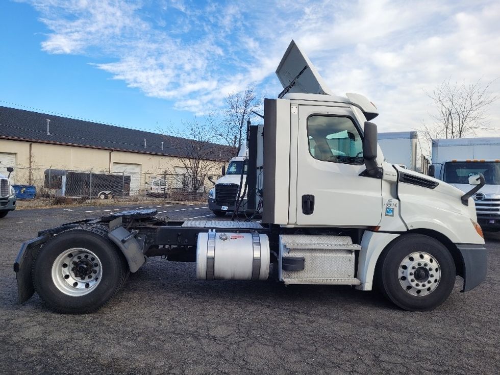 Day Cab Tractor-Heavy Duty Tractors-Freightliner-2020-T12642ST-South Plainfield-NJ-567,308\n\t\tmiles-$ 26,250 - Image 8
