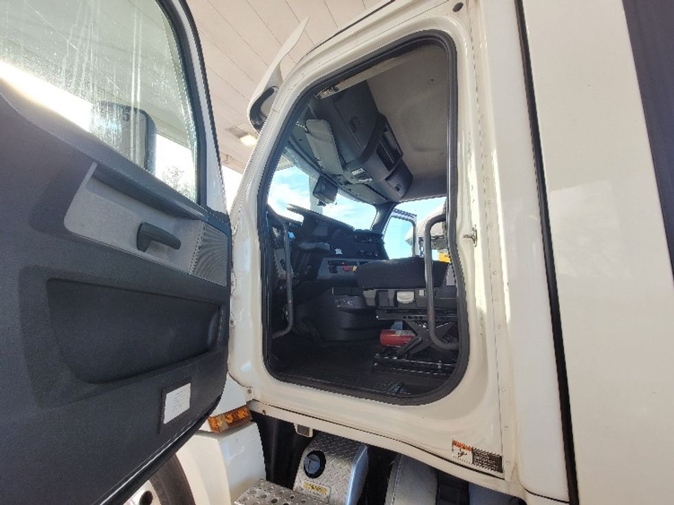 Day Cab Tractor-Heavy Duty Tractors-Freightliner-2020-T12642ST-South Plainfield-NJ-567,308\n\t\tmiles-$ 26,250 - Image 9