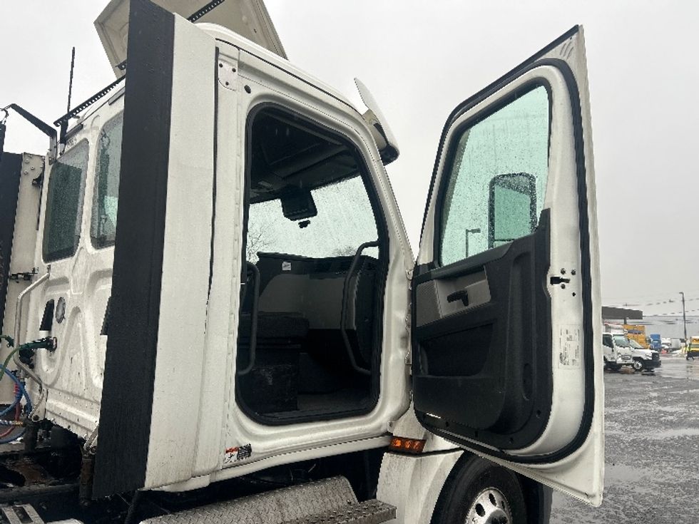 Day Cab Tractor-Heavy Duty Tractors-Freightliner-2020-T12642ST-South Plainfield-NJ-568,041\n\t\tmiles-$ 25,250 - Image 12