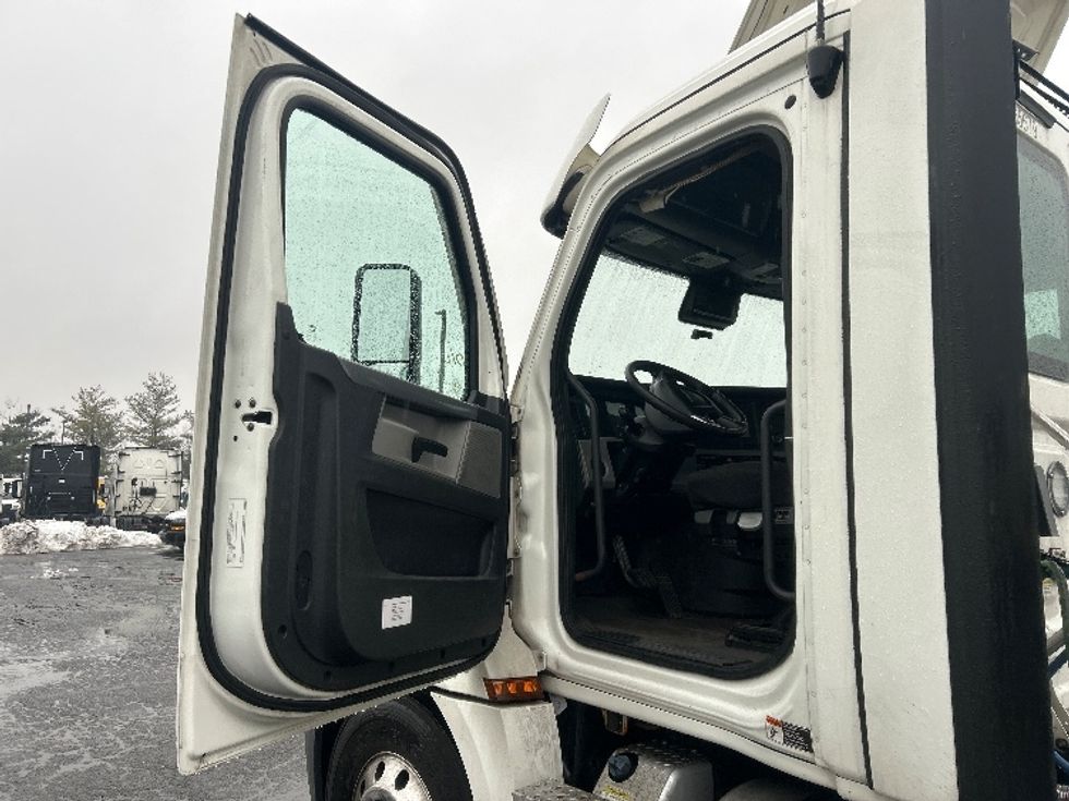 Day Cab Tractor-Heavy Duty Tractors-Freightliner-2020-T12642ST-South Plainfield-NJ-568,339\n\t\tmiles-$ 25,000 - Image 9