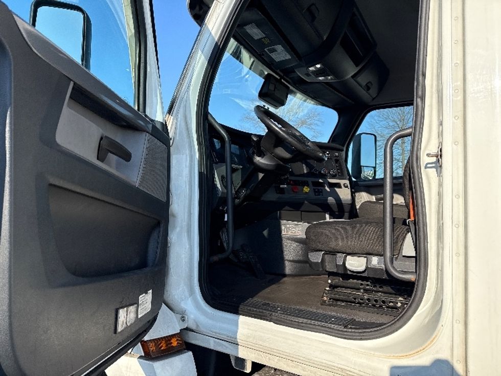 Day Cab Tractor-Heavy Duty Tractors-Freightliner-2020-T12642ST-South Plainfield-NJ-583,688\n\t\tmiles-$ 23,750 - Image 9