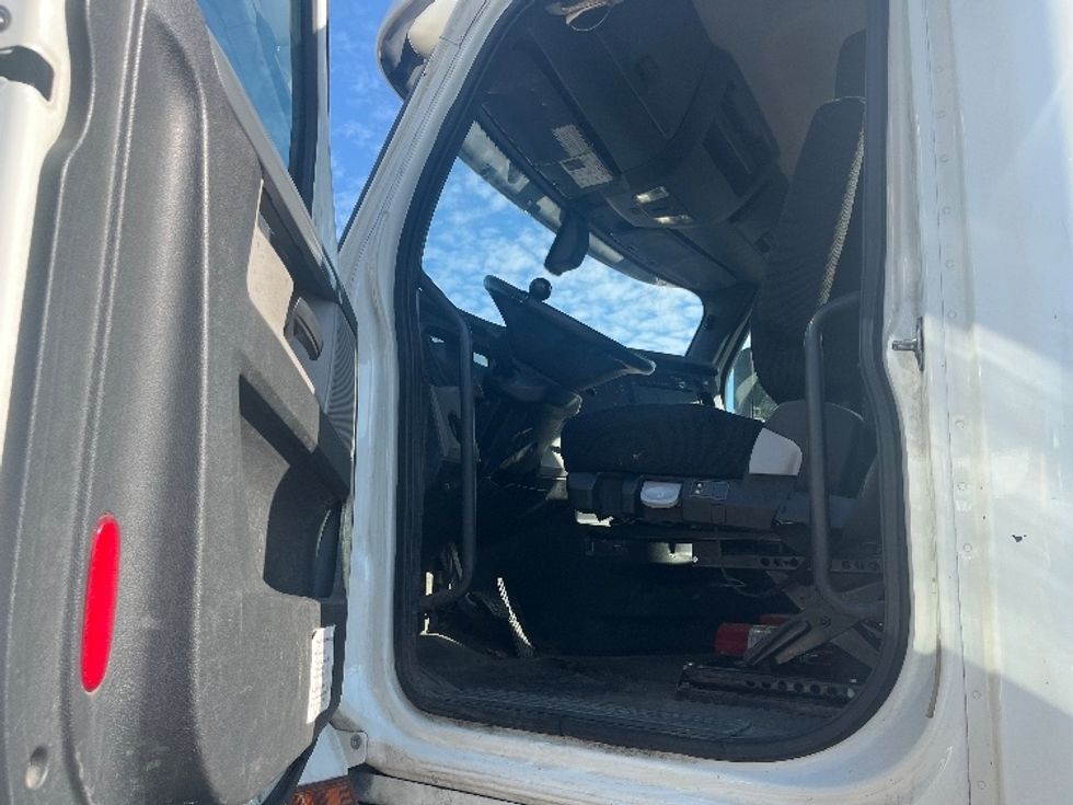 Day Cab Tractor-Heavy Duty Tractors-Freightliner-2020-T12642ST-Springfield-MA-339,474\n\t\tmiles-$ 42,500 - Image 9