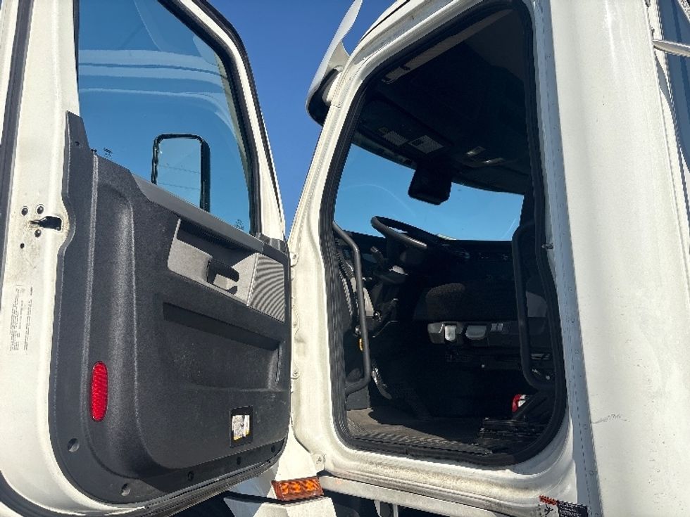 Day Cab Tractor-Heavy Duty Tractors-Freightliner-2020-T12642ST-Stockton-CA-184,876\n\t\tmiles-$ 54,750 - Image 9