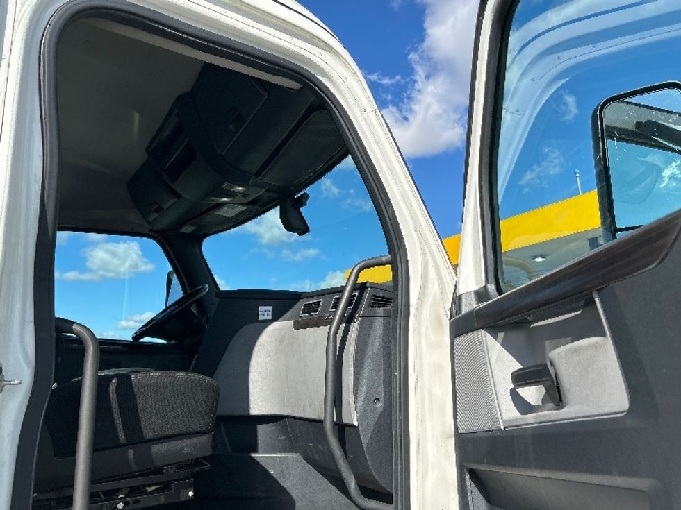 Day Cab Tractor-Heavy Duty Tractors-Freightliner-2020-T12642ST-Sturtevant-WI-384,783\n\t\tmiles-$ 38,250 - Image 11