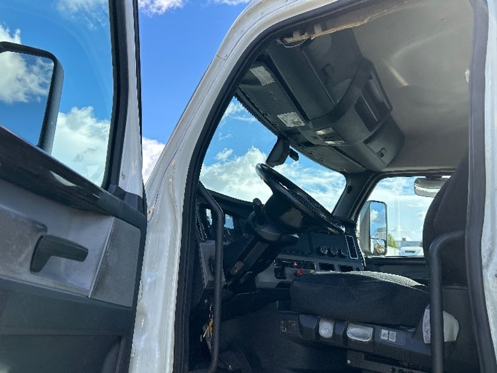 Day Cab Tractor-Heavy Duty Tractors-Freightliner-2020-T12642ST-Sturtevant-WI-384,783\n\t\tmiles-$ 38,250 - Image 8