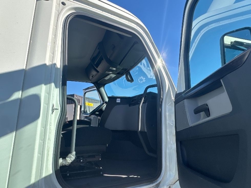 Day Cab Tractor-Heavy Duty Tractors-Freightliner-2020-T12642ST-Sturtevant-WI-392,272\n\t\tmiles-$ 38,000 - Image 12