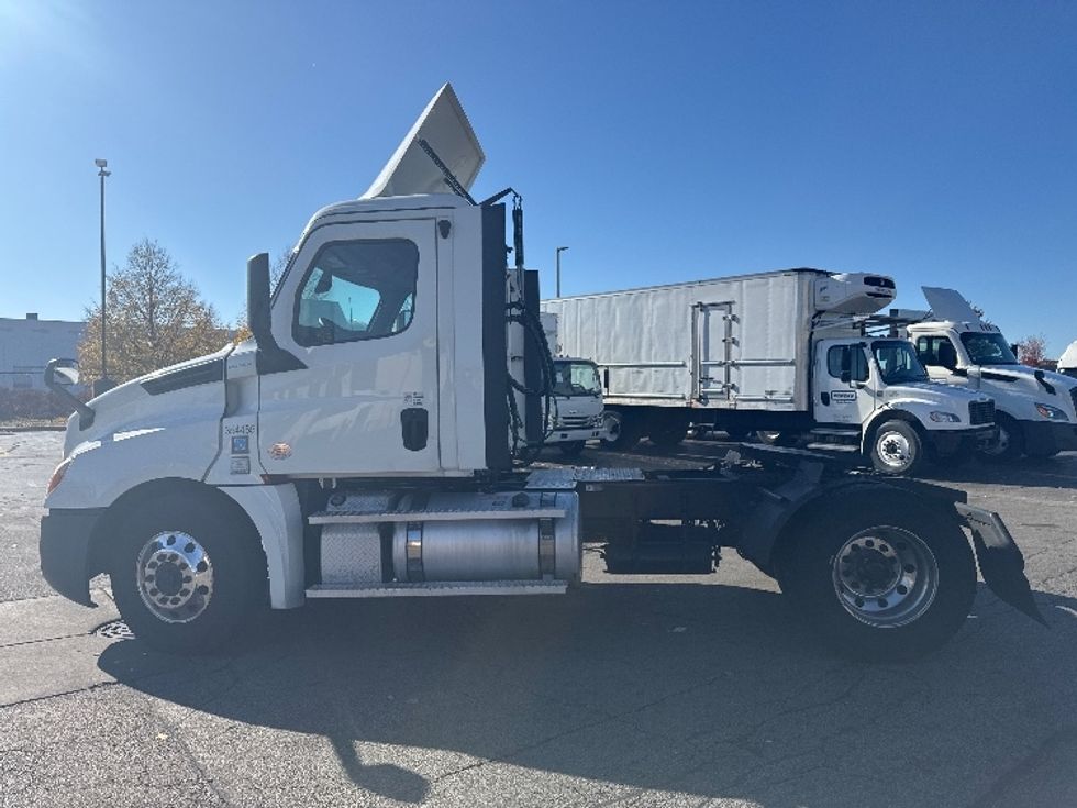 Day Cab Tractor-Heavy Duty Tractors-Freightliner-2020-T12642ST-Sturtevant-WI-392,272\n\t\tmiles-$ 38,000 - Image 8
