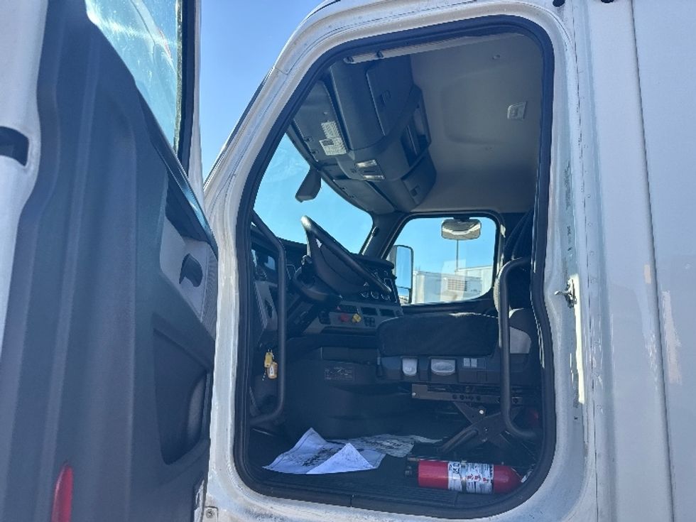 Day Cab Tractor-Heavy Duty Tractors-Freightliner-2020-T12642ST-Sturtevant-WI-392,272\n\t\tmiles-$ 38,000 - Image 9