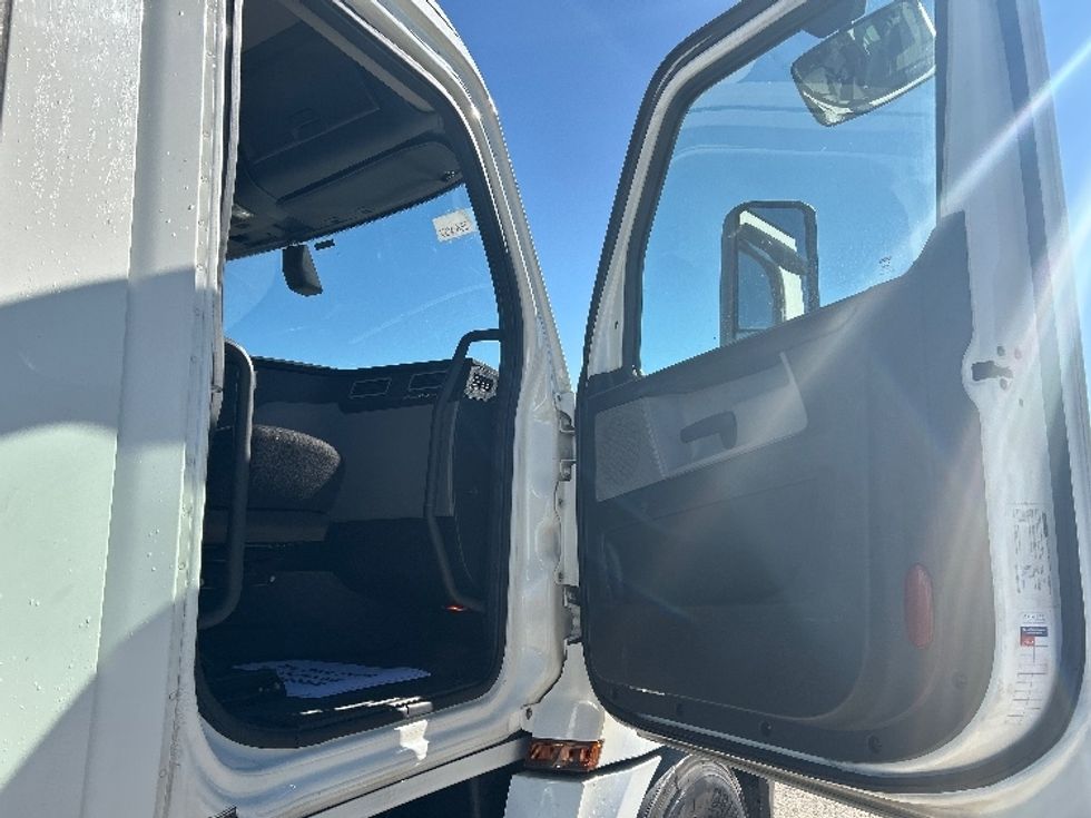 Day Cab Tractor-Heavy Duty Tractors-Freightliner-2020-T12642ST-Sturtevant-WI-494,129\n\t\tmiles-$ 31,750 - Image 12