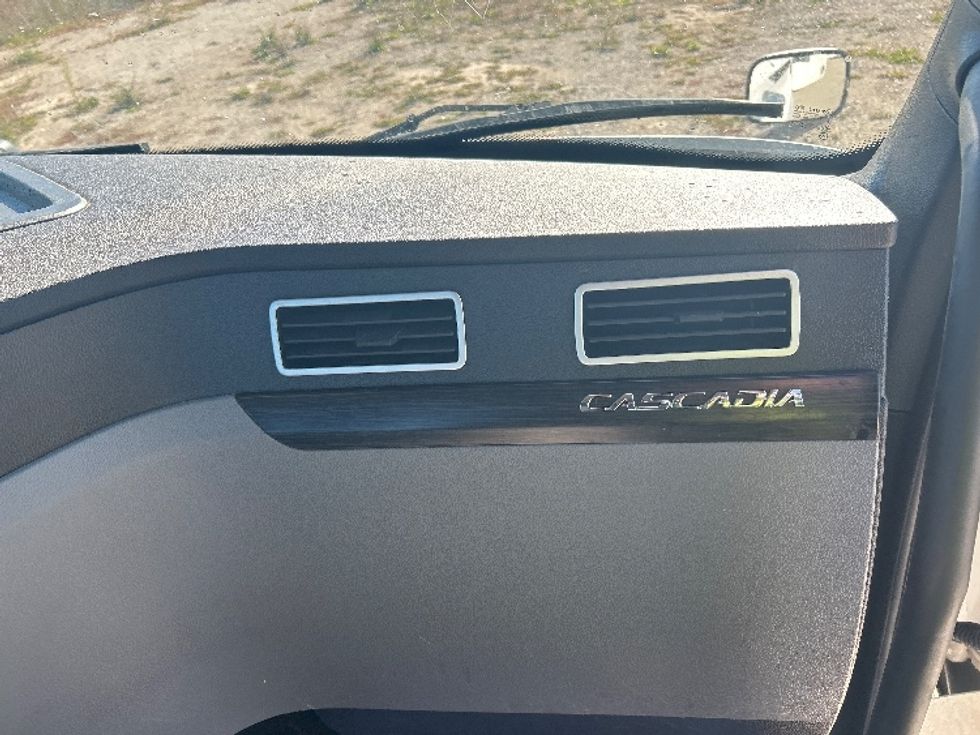 Day Cab Tractor-Heavy Duty Tractors-Freightliner-2020-T12642ST-Sturtevant-WI-494,129\n\t\tmiles-$ 31,750 - Image 13