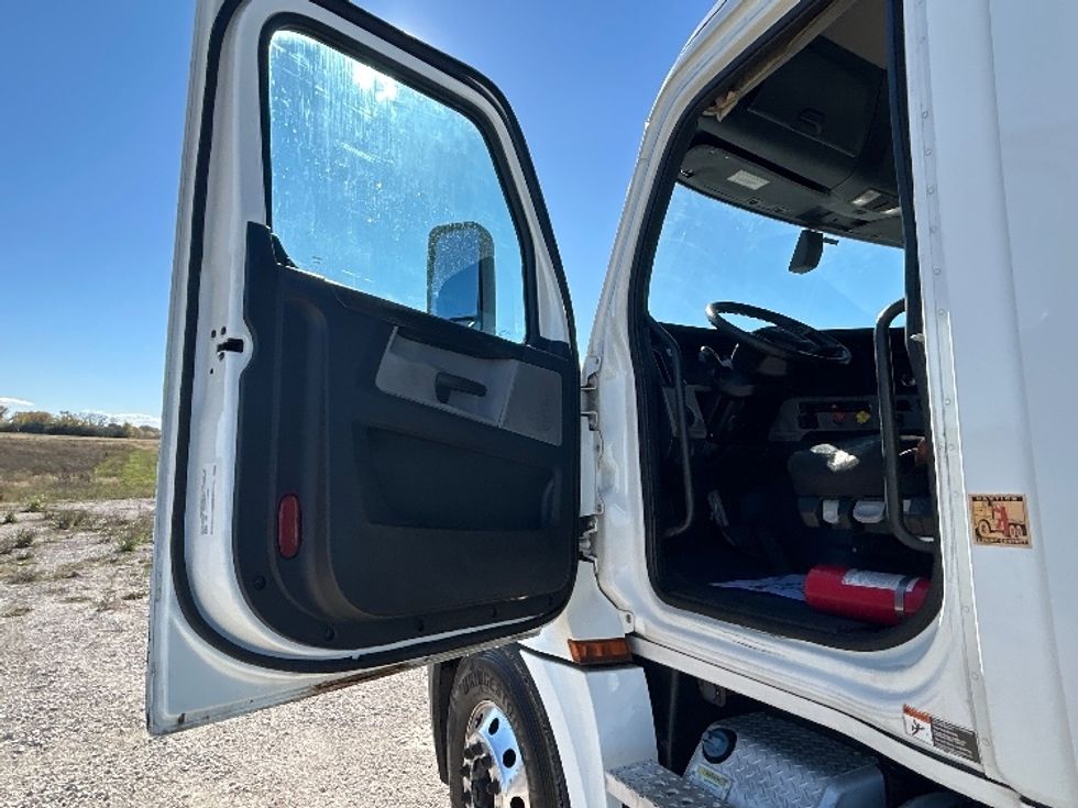 Day Cab Tractor-Heavy Duty Tractors-Freightliner-2020-T12642ST-Sturtevant-WI-494,129\n\t\tmiles-$ 31,750 - Image 9