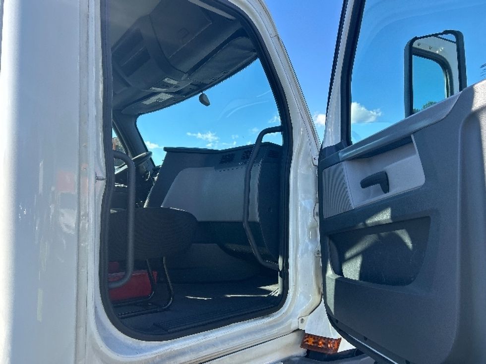 Day Cab Tractor-Heavy Duty Tractors-Freightliner-2020-T12642ST-Suwanee-GA-463,129\n\t\tmiles-$ 38,000 - Image 12