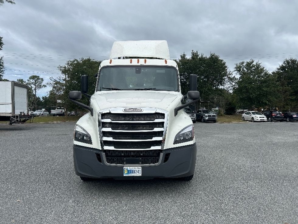 2020 Freightliner Cascadia 126" Day cab photo 2