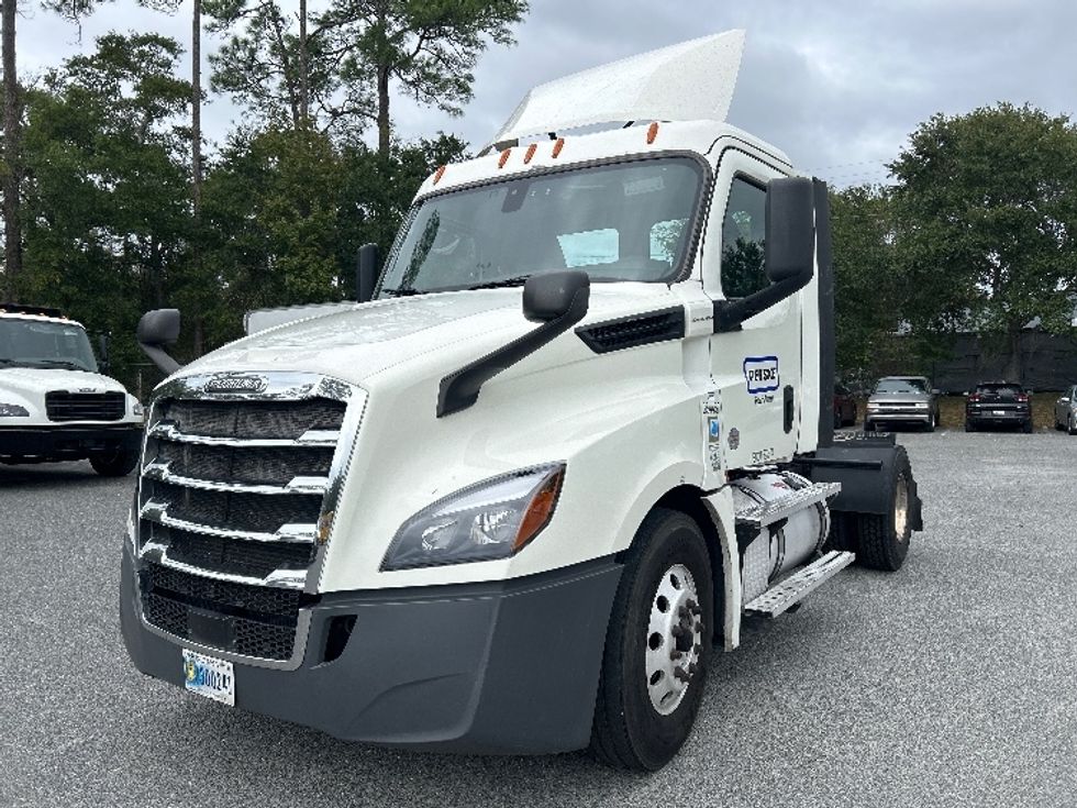 2020 Freightliner Cascadia 126" Day cab photo 3